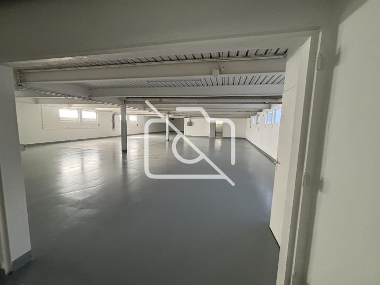 Entrepôt à louer à Les Ulis - 700 m²
