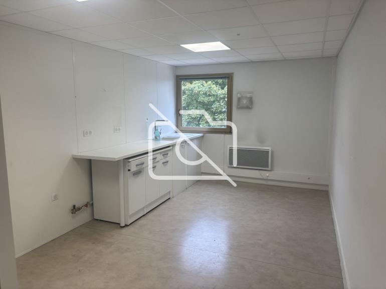 Entrepôt à louer à Neuilly-sur-Marne - 1 600 m²