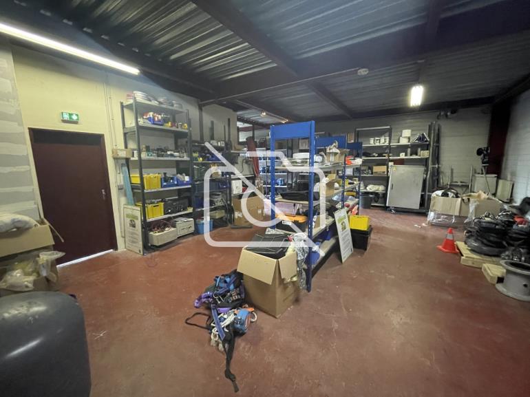 Entrepôt à vendre à Saint-Mard - 920 m²