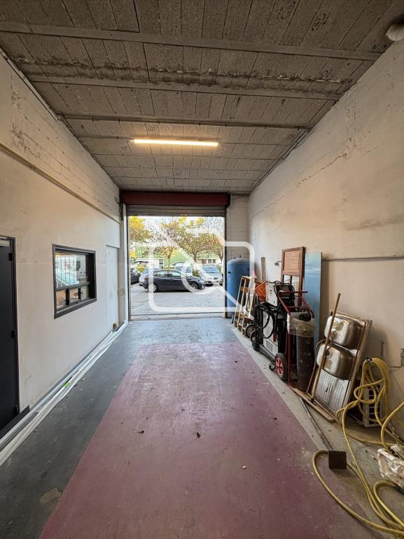 Entrepôt à louer à Élancourt - 287 m²