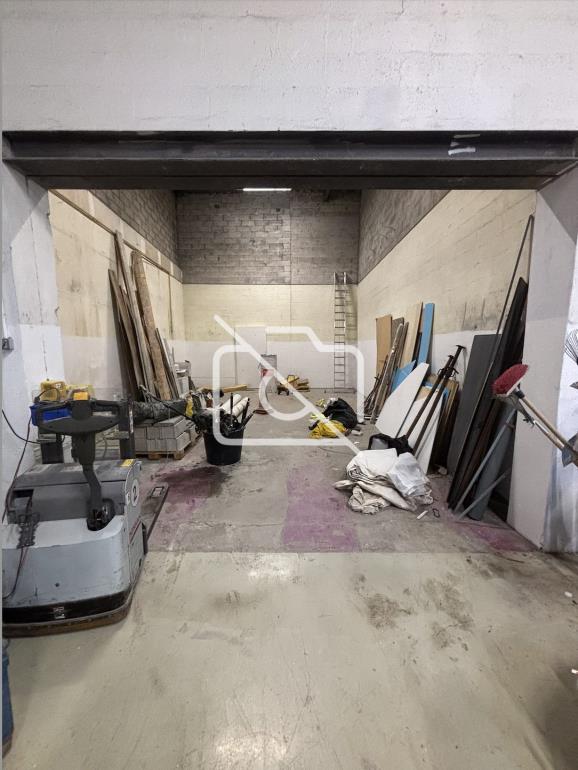 Entrepôt à louer à Élancourt - 287 m²