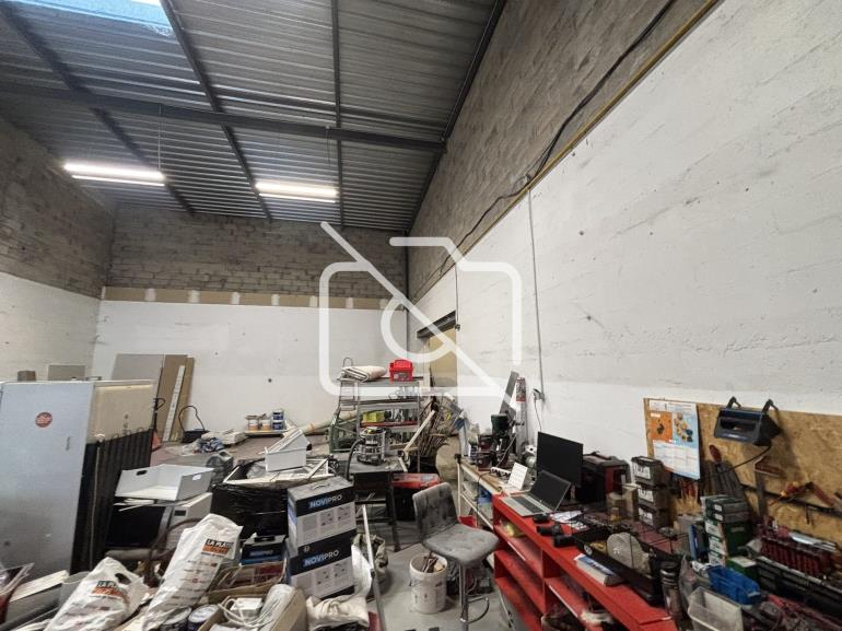 Entrepôt à louer à Élancourt - 287 m²