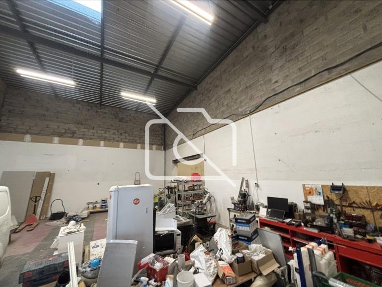 Entrepôt à louer à Élancourt - 287 m²
