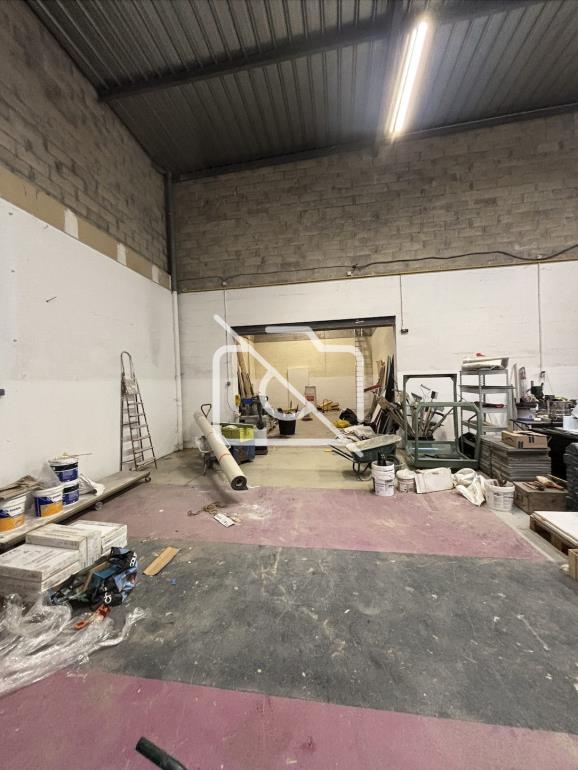 Entrepôt à louer à Élancourt - 287 m²