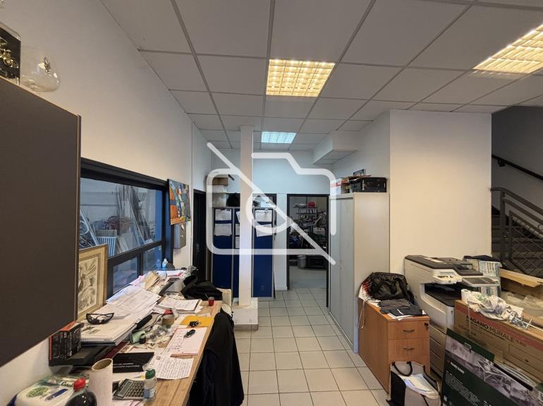 Entrepôt à louer à Élancourt - 287 m²