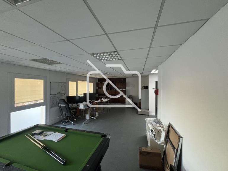 Entrepôt à louer à Élancourt - 287 m²