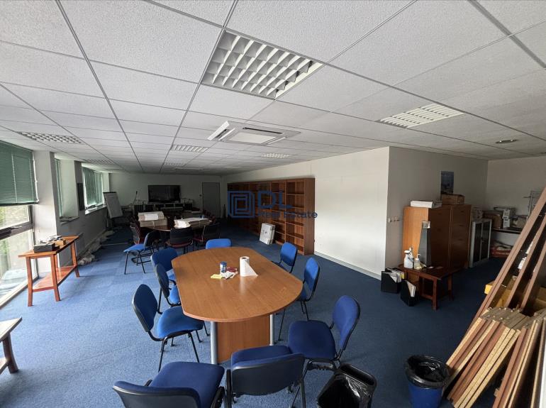 Entrepôt à louer à Magny-les-Hameaux - 1 248 m²