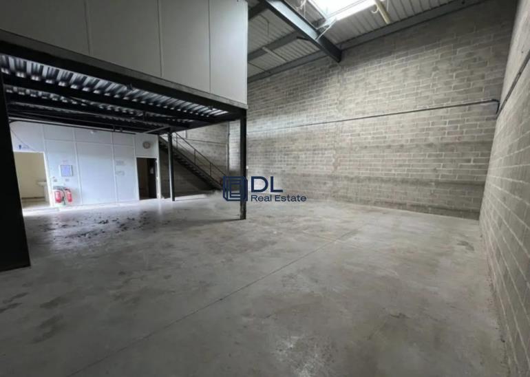 Entrepôt à louer à Le Perray-en-Yvelines - 320 m²