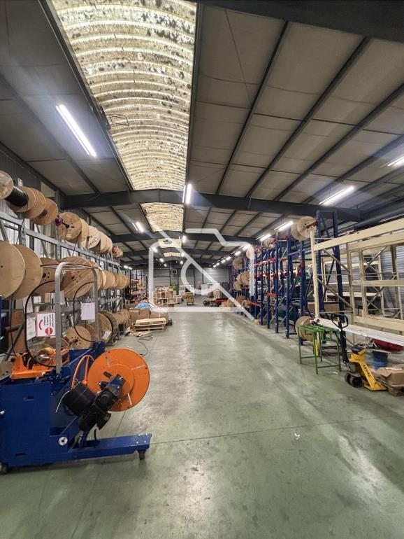 Entrepôt à louer à Trappes - 3 120 m²