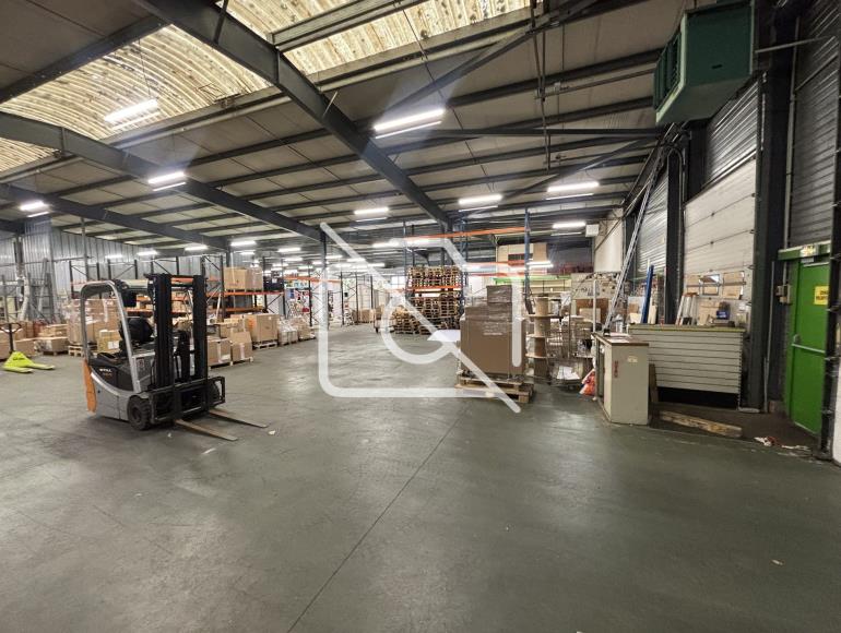 Entrepôt à louer à Trappes - 3 120 m²