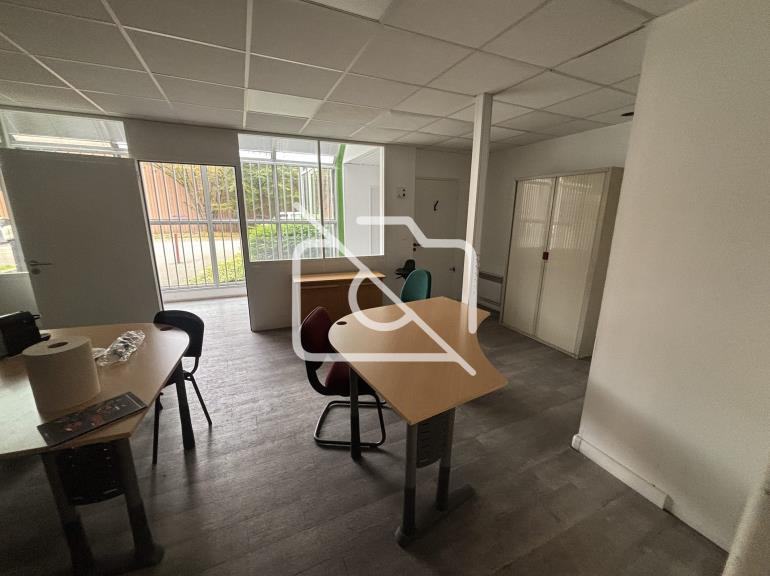 Entrepôt à louer à Trappes - 3 120 m²