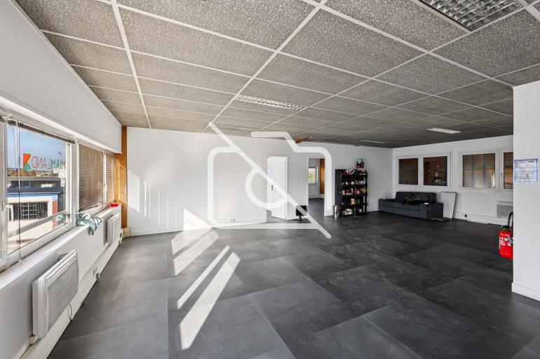 Entrepôt à vendre à Émerainville - 1 180 m²
