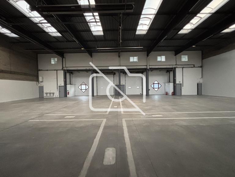 Entrepôt à louer à Élancourt - 764 m²
