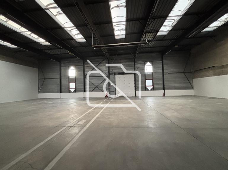 Entrepôt à louer à Élancourt - 764 m²