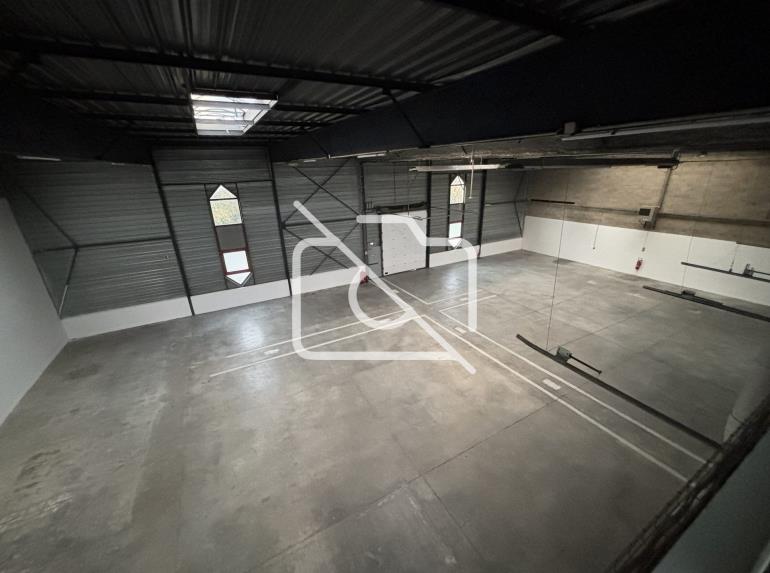 Entrepôt à louer à Élancourt - 764 m²
