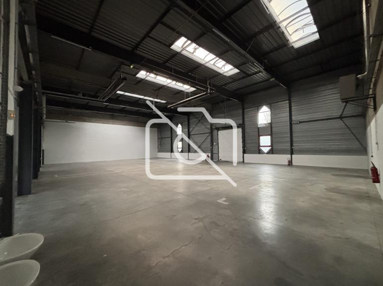 Entrepôt à louer à Élancourt - 764 m²