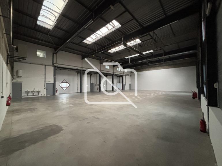 Entrepôt à louer à Élancourt - 764 m²