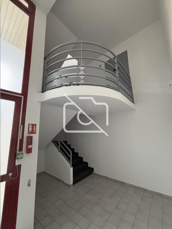 Entrepôt à louer à Élancourt - 764 m²