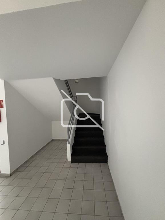 Entrepôt à louer à Élancourt - 764 m²