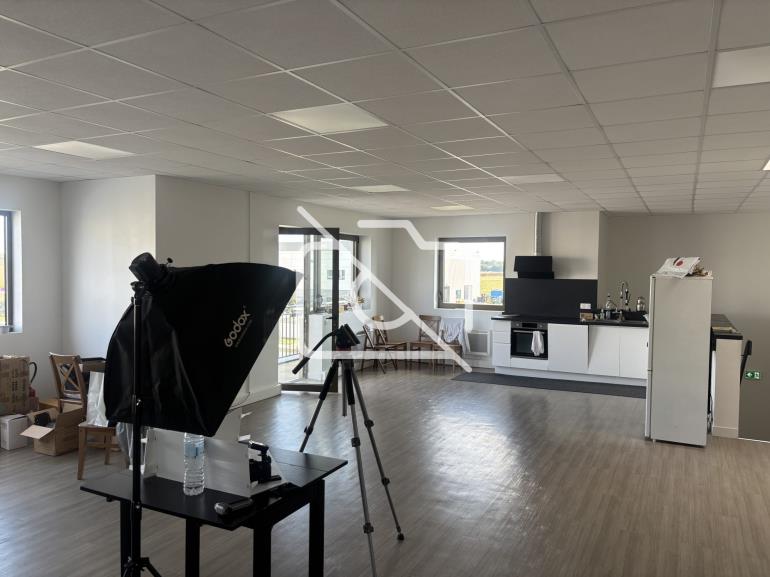 Entrepôt à louer à Bailly-Romainvilliers - 700 m²