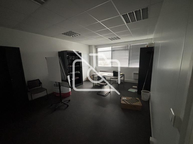 Entrepôt à louer à Bois-d Arcy - 341 m²