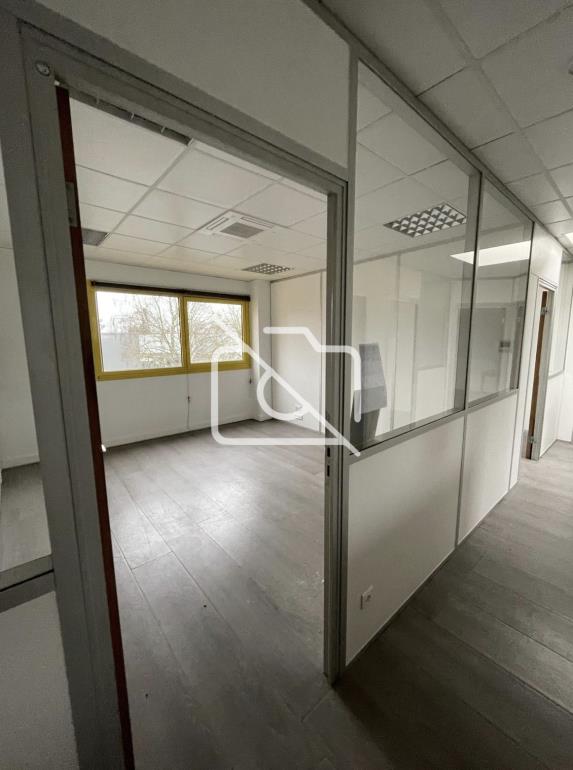 Entrepôt à louer à Buc - 592 m²