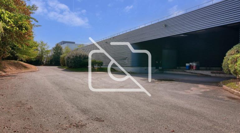 Entrepôt à louer à Tremblay-en-France - 3 384 m²