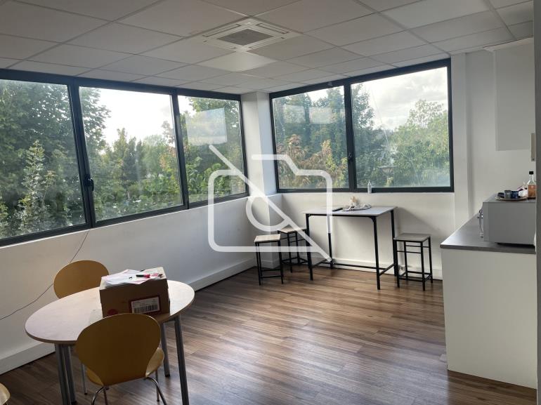 Entrepôt à louer à Montévrain - 1 318 m²