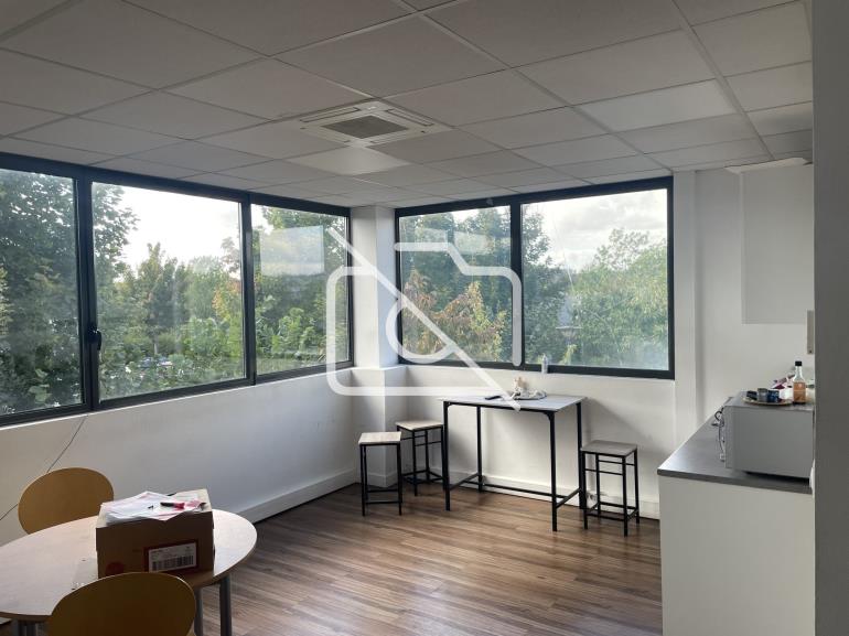 Entrepôt à louer à Montévrain - 1 318 m²