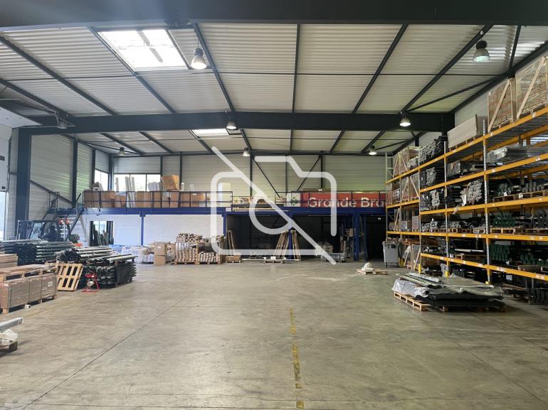 Entrepôt à louer à Montévrain - 1 318 m²