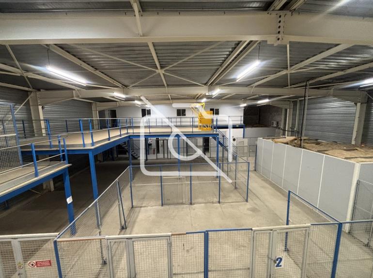 Entrepôt à louer à Coignières - 1 304 m²
