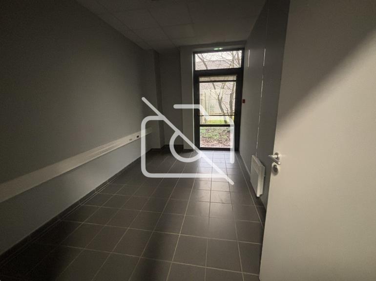 Entrepôt à louer à Coignières - 1 304 m²