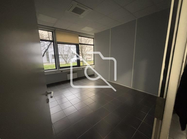 Entrepôt à louer à Coignières - 1 304 m²