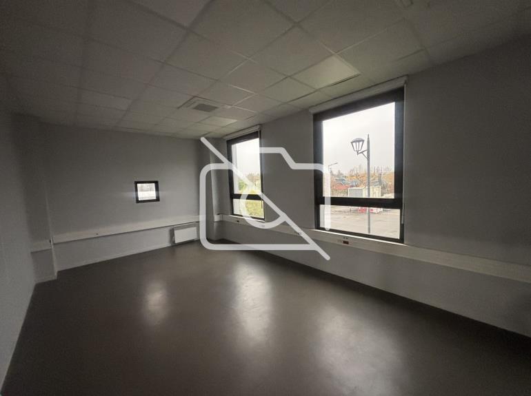 Entrepôt à louer à Coignières - 1 304 m²