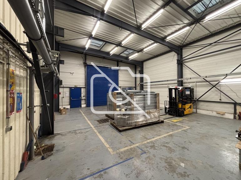 Entrepôt à louer à Buc - 841 m²
