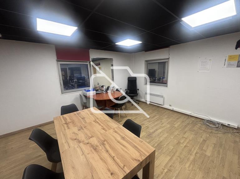 Entrepôt à louer à Buc - 841 m²