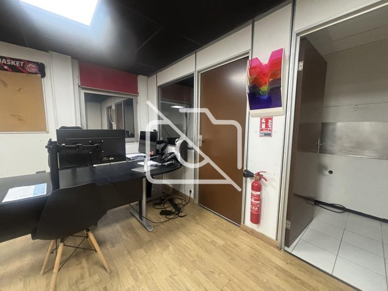 Entrepôt à louer à Buc - 841 m²