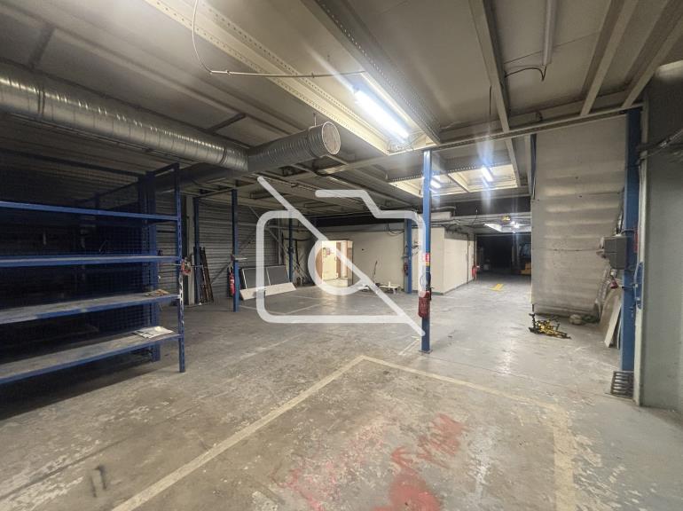 Entrepôt à louer à Buc - 841 m²