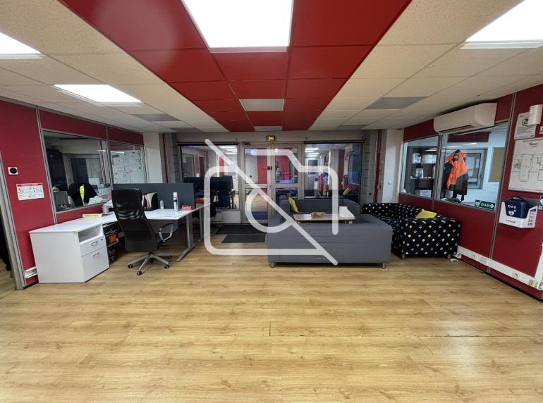 Entrepôt à louer à Buc - 841 m²