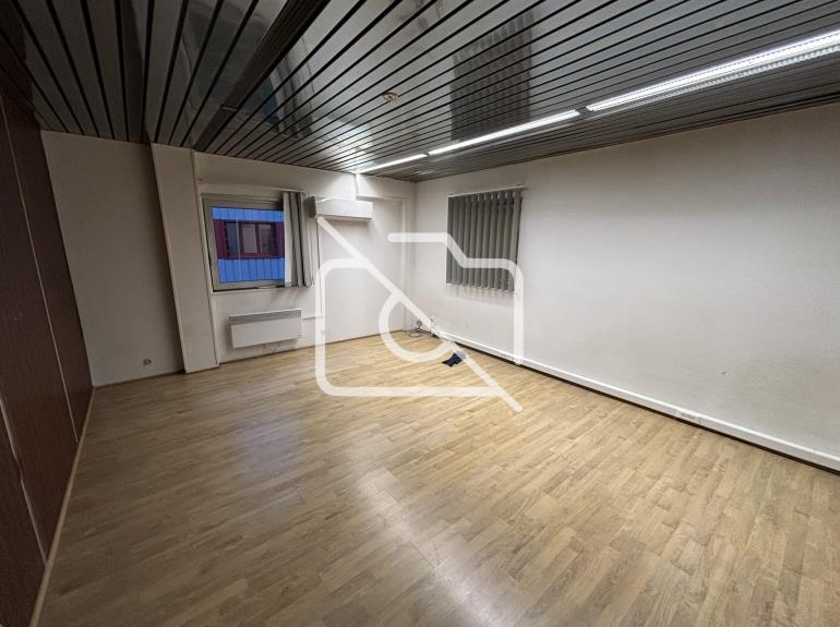 Entrepôt à louer à Buc - 841 m²