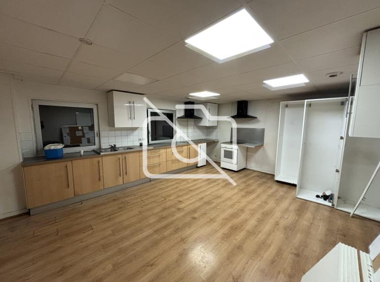 Entrepôt à louer à Buc - 841 m²