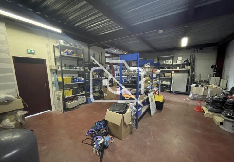 Entrepôt à louer à Les Ulis - 710 m²