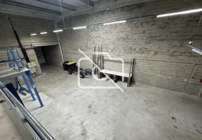 Entrepôt à louer à Les Ulis - 710 m²