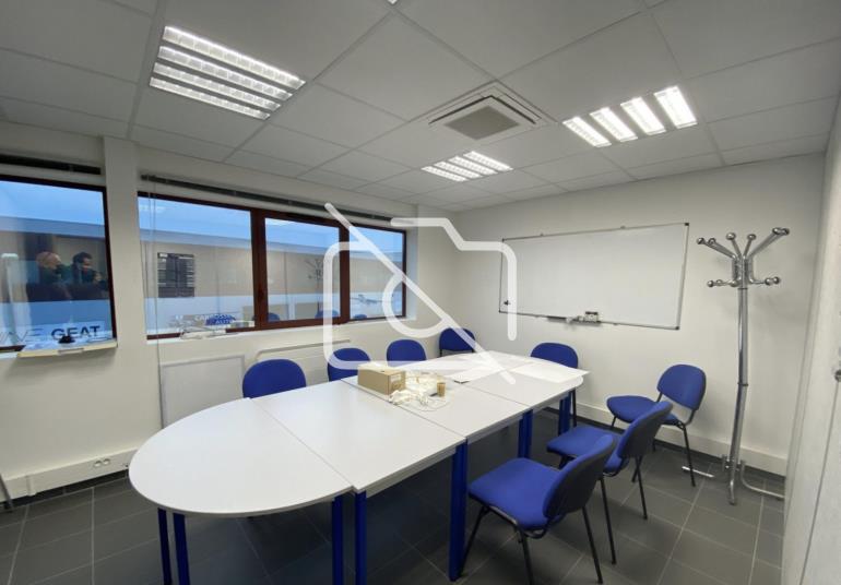 Entrepôt à louer à Les Ulis - 710 m²