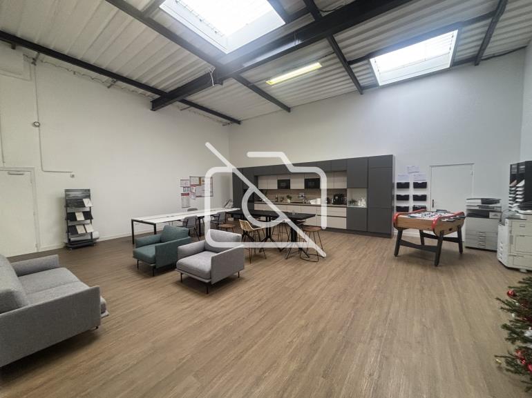 Entrepôt à vendre à Saint Thibault des Vignes - 510 m²