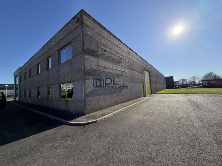 Local commercial à louer à Templemars - 674 m²