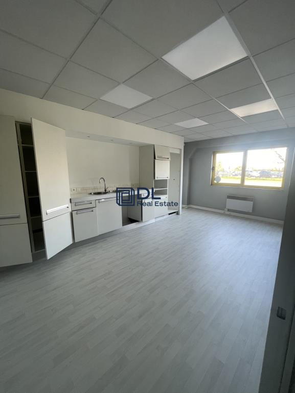 Local commercial à louer à Templemars - 674 m²