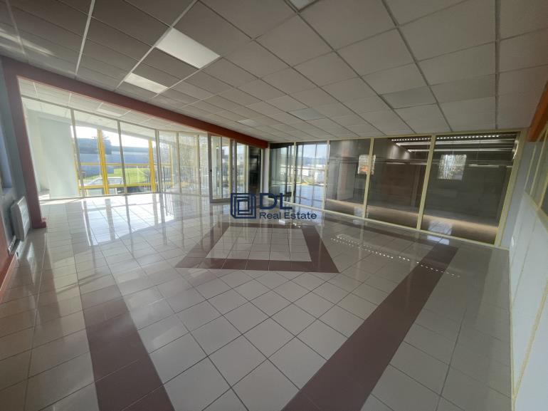 Local commercial à louer à Templemars - 674 m²