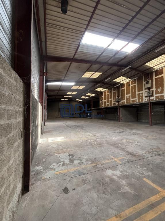 Entrepôt à louer à Élancourt - 948 m²