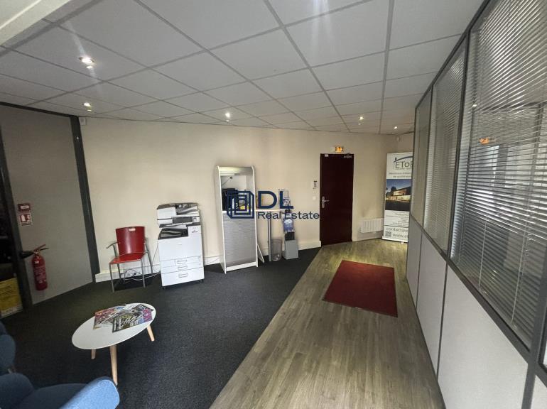 Entrepôt à vendre à Essarts-le-Roi - 953 m²